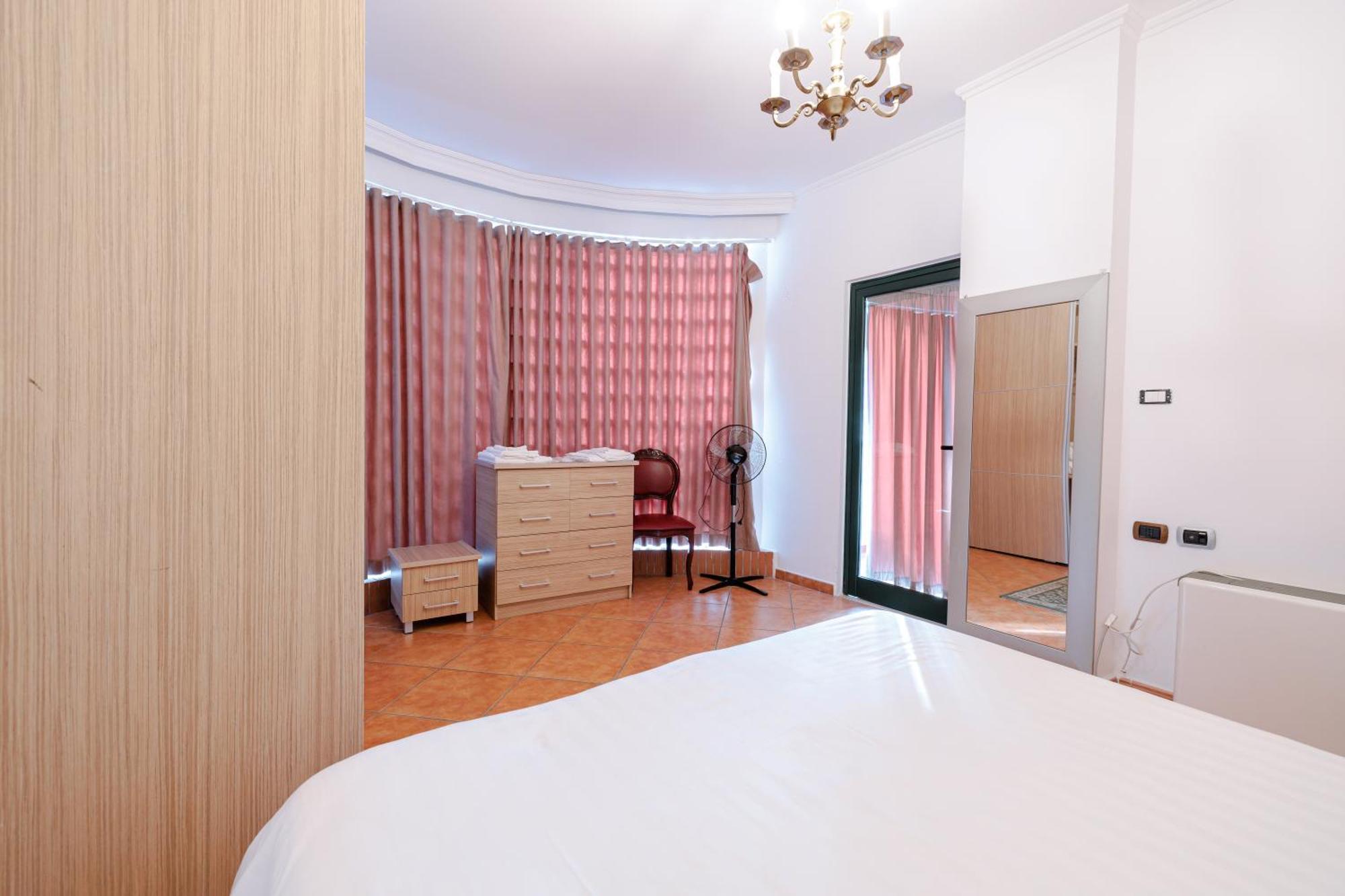 Boutique Hotel Whisky Tiranë Bilik gambar